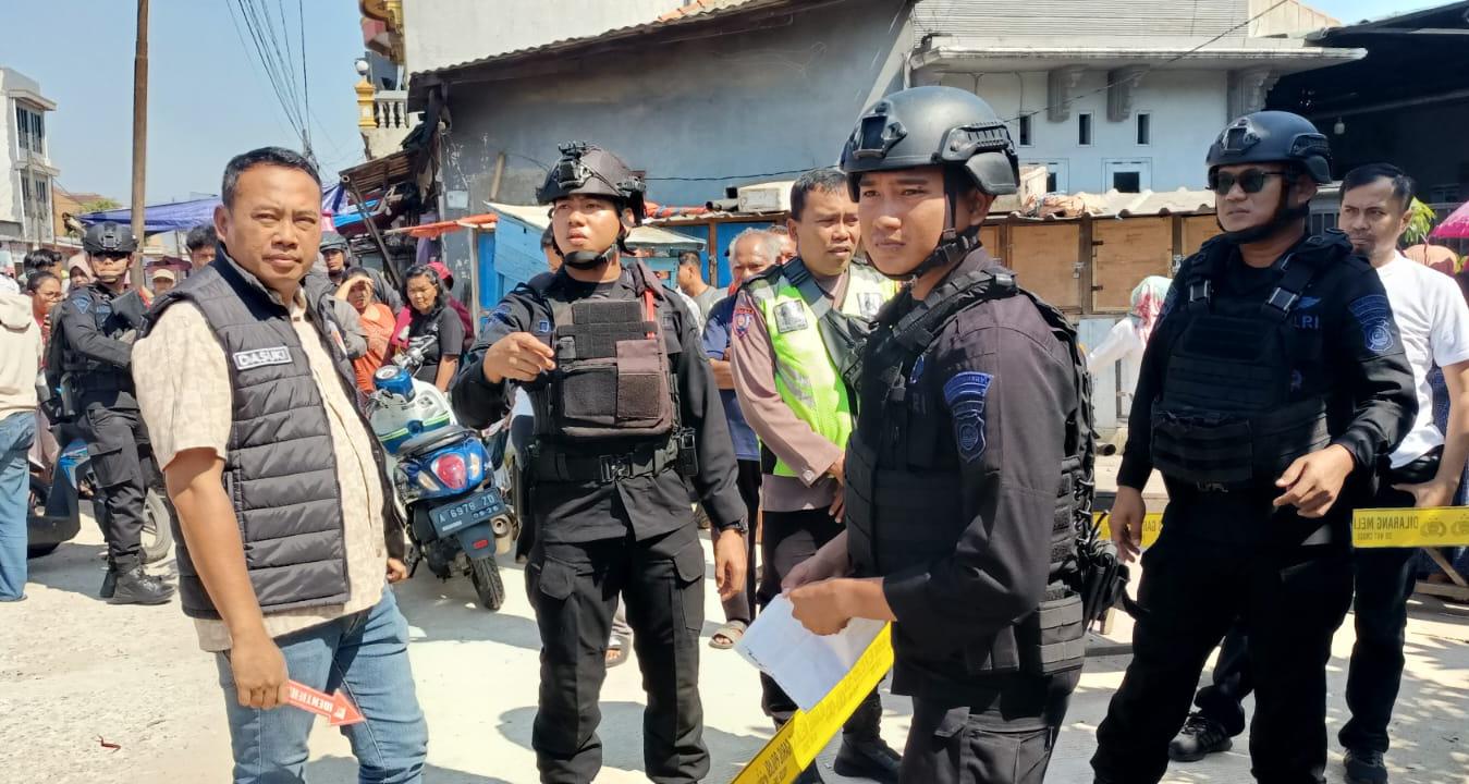 Warga Pasar Kemis panik temukan kotak mencurigakan. Gegana periksa, ternyata berisi bangkai kucing, situasi aman.