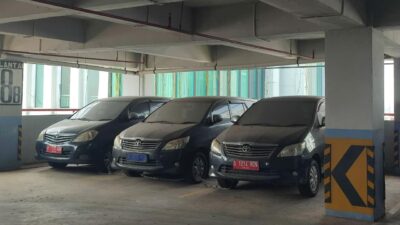 Lelang terbuka bersama KPKNL disambut antusias, ratusan kendaraan dinas Pemkot Tangsel habis diburu masyarakat.