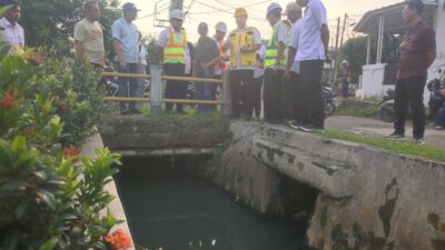 Pemkot Tangsel akan menertibkan bangunan liar yang menutup saluran air di Melati Mas sebagai upaya mengatasi banjir di wilayah tersebut.