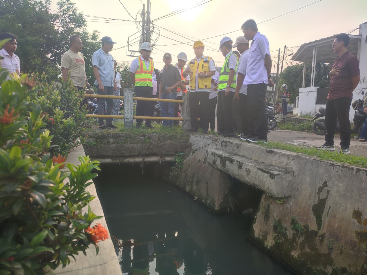 Pemkot Tangsel akan menertibkan bangunan liar yang menutup saluran air di Melati Mas sebagai upaya mengatasi banjir di wilayah tersebut.