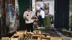 Pemkot Tangerang sita 400 botol miras di Karang Tengah. Toko ilegal digerebek, pelaku terancam sanksi tipiring dan dimusnahkan.