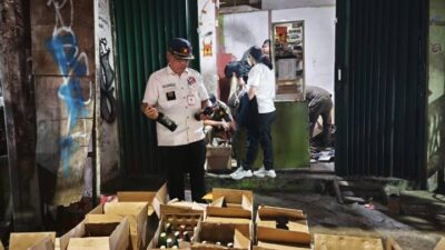 Pemkot Tangerang sita 400 botol miras di Karang Tengah. Toko ilegal digerebek, pelaku terancam sanksi tipiring dan dimusnahkan.