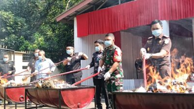 Kejari Kabupaten Tangerang musnahkan 117.200 batang rokok ilegal dan barang bukti lain dari 63 perkara yang telah inkrah.