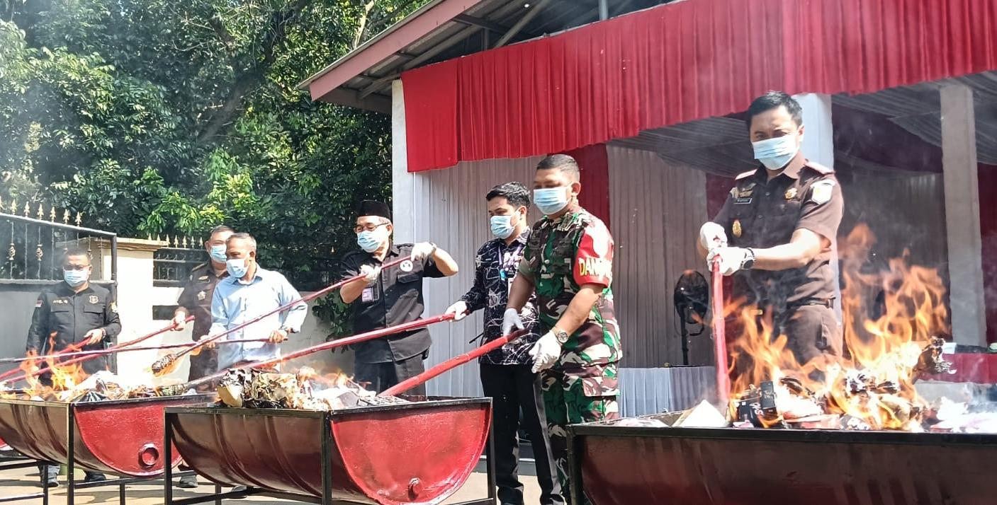 Kejari Kabupaten Tangerang musnahkan 117.200 batang rokok ilegal dan barang bukti lain dari 63 perkara yang telah inkrah.
