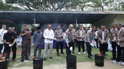 Polda Banten musnahkan 8.527 lembar uang palsu hasil temuan BI, upaya jaga stabilitas ekonomi dan kepercayaan terhadap rupiah.