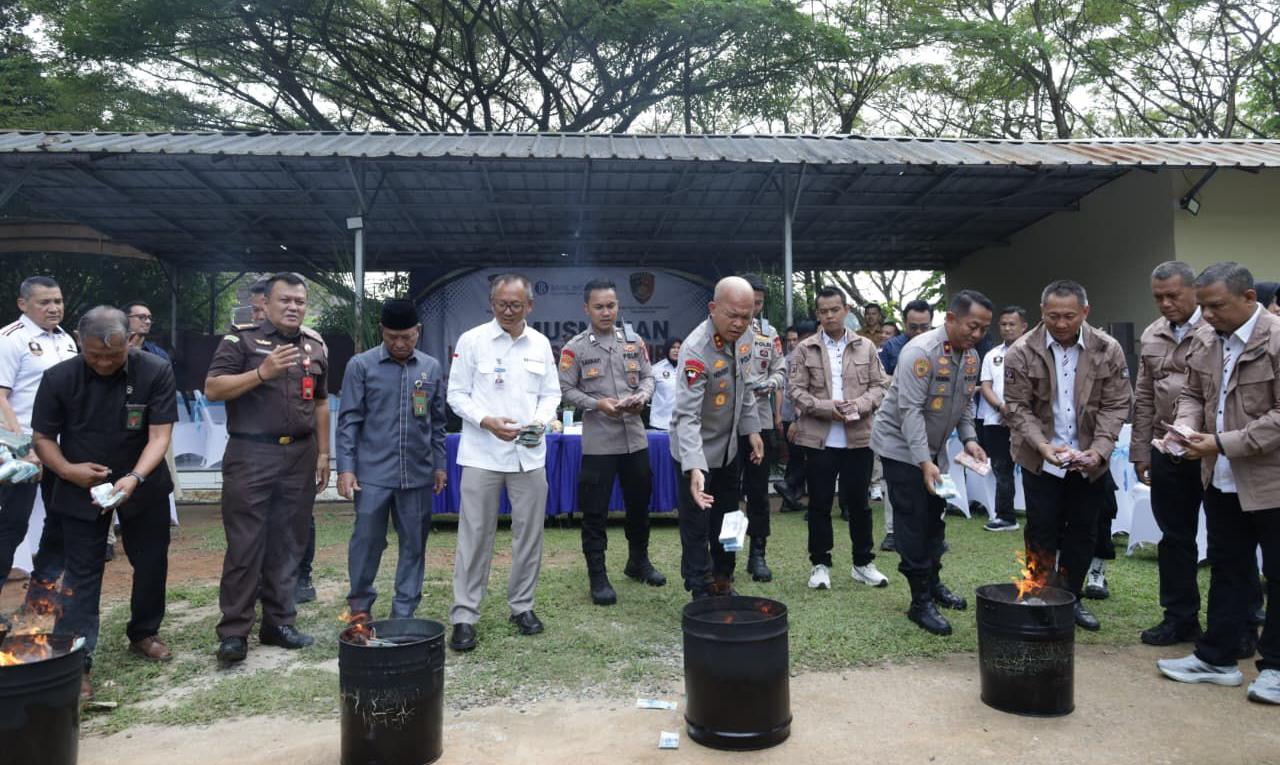 Polda Banten musnahkan 8.527 lembar uang palsu hasil temuan BI, upaya jaga stabilitas ekonomi dan kepercayaan terhadap rupiah.