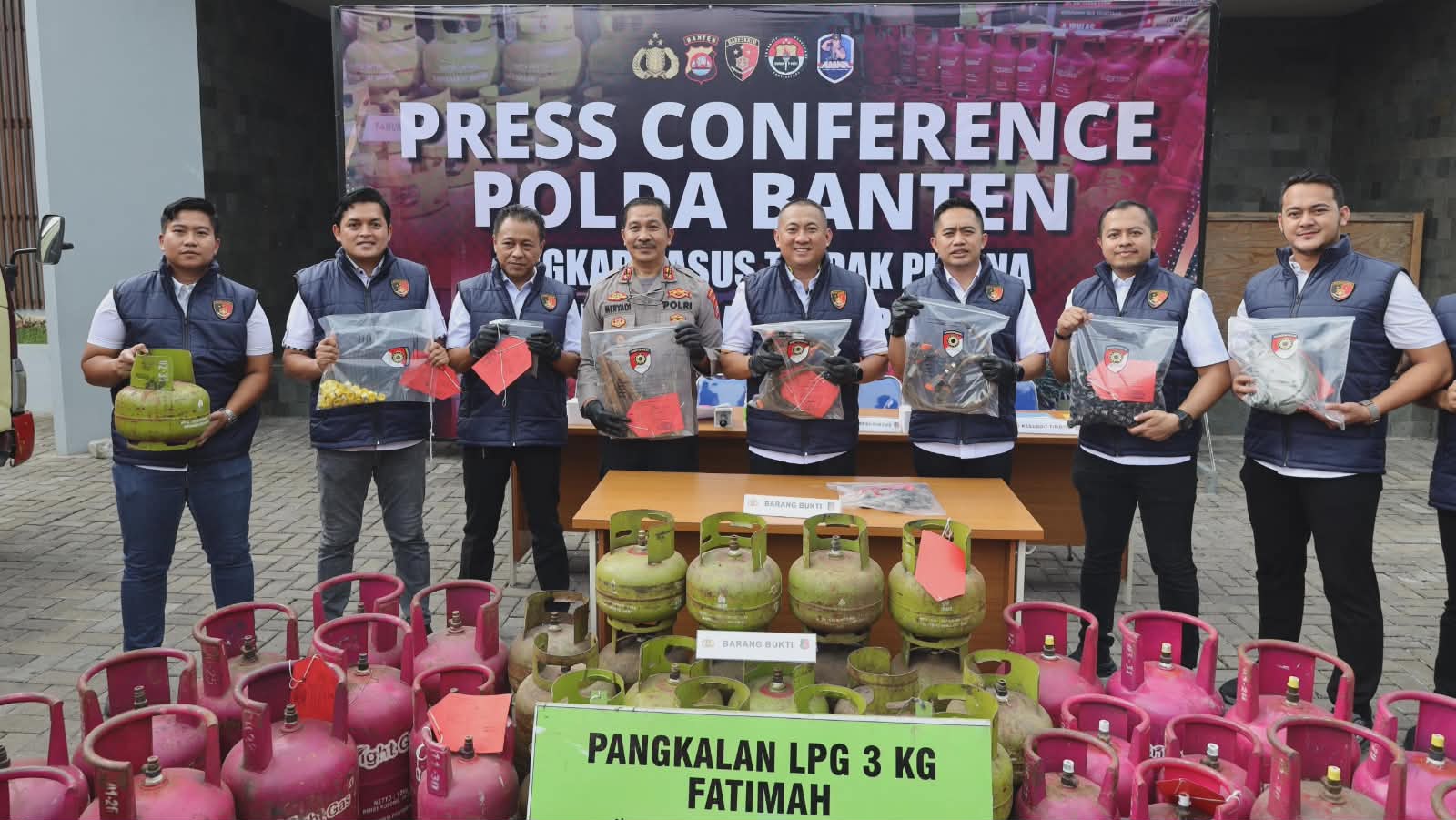 Polda Banten bongkar penyalahgunaan LPG 3 kg di Lebak, tiga tersangka ditangkap, negara rugi ratusan juta rupiah akibat oplosan gas ilegal.