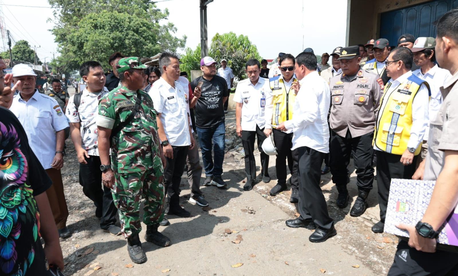 Pemkab Tangerang mulai perbaikan jalan Pakuhaji–Sukadiri bertahap untuk kurangi macet dan tingkatkan kualitas infrastruktur daerah.