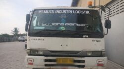 Seorang sopir tewas terlindas truk kontainer di Jayanti Tangerang usai tertidur saat bongkar muatan, polisi selidiki kasus ini lebih lanjut.