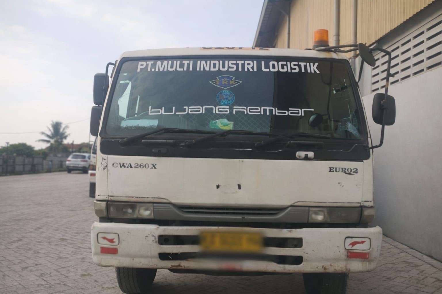 Seorang sopir tewas terlindas truk kontainer di Jayanti Tangerang usai tertidur saat bongkar muatan, polisi selidiki kasus ini lebih lanjut.