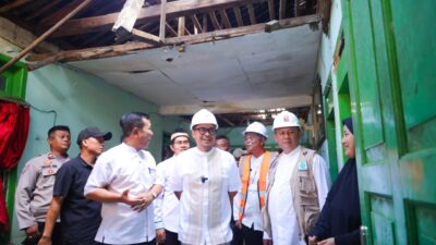 Atap rumah warga di Pamulang hancur dan lapuk, Pilar Saga Ichsan pastikan perbaikan darurat segera dimulai Pemkot Tangsel.