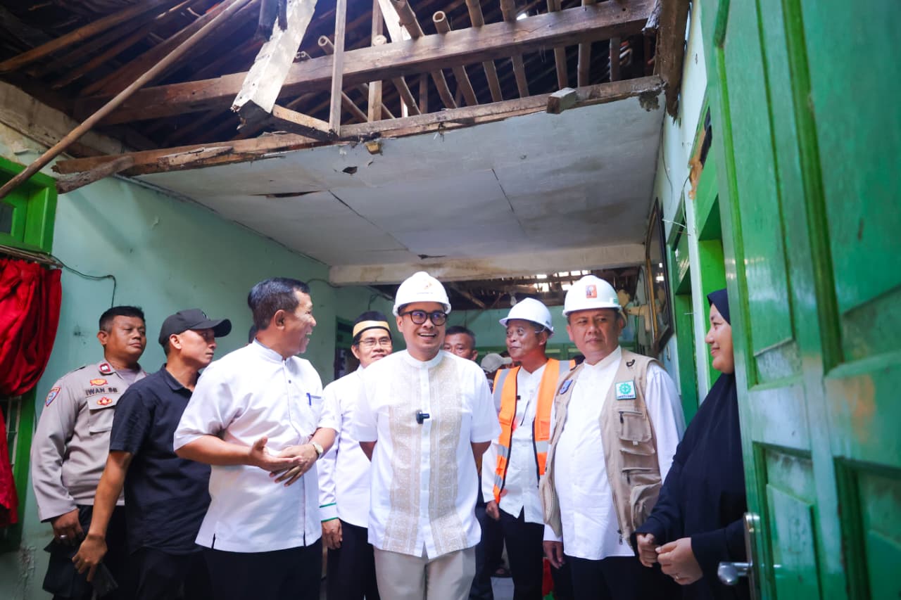 Atap rumah warga di Pamulang hancur dan lapuk, Pilar Saga Ichsan pastikan perbaikan darurat segera dimulai Pemkot Tangsel.