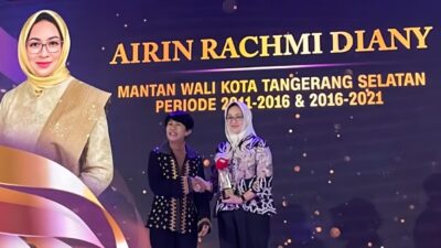 CNN Indonesia memberi penghargaan kepada Airin atas kontribusinya dalam pembangunan daerah di Tangerang Selatan.