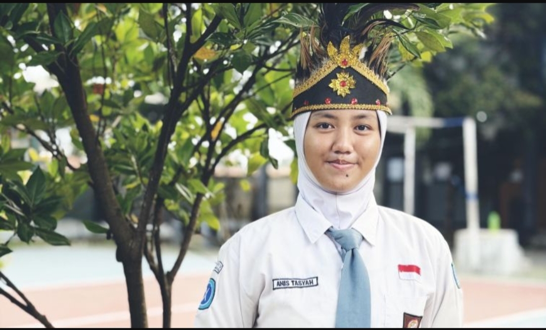 Mahir bahasa Rusia, Anis Tasyah kembali mencuri perhatian usai lolos mewakili Kota Tangerang di Paskibraka Banten.