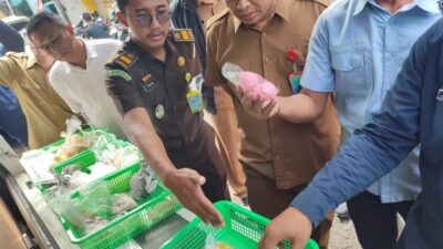 BPOM Tangerang Raya menemukan tahu putih dan mie kuning basah mengandung formalin saat sidak di Pasar Serpong.