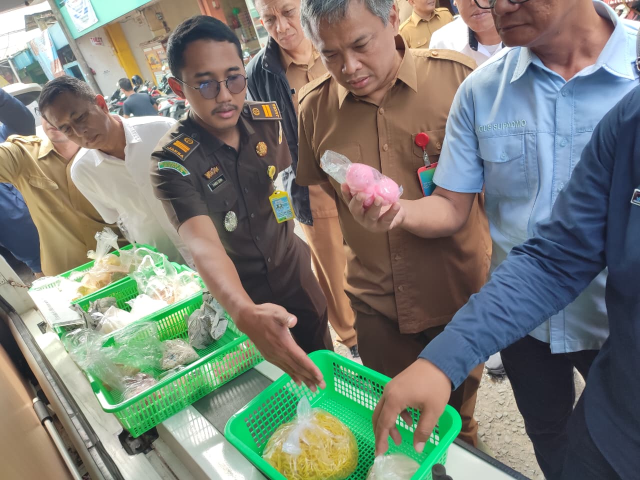 BPOM Tangerang Raya menemukan tahu putih dan mie kuning basah mengandung formalin saat sidak di Pasar Serpong.