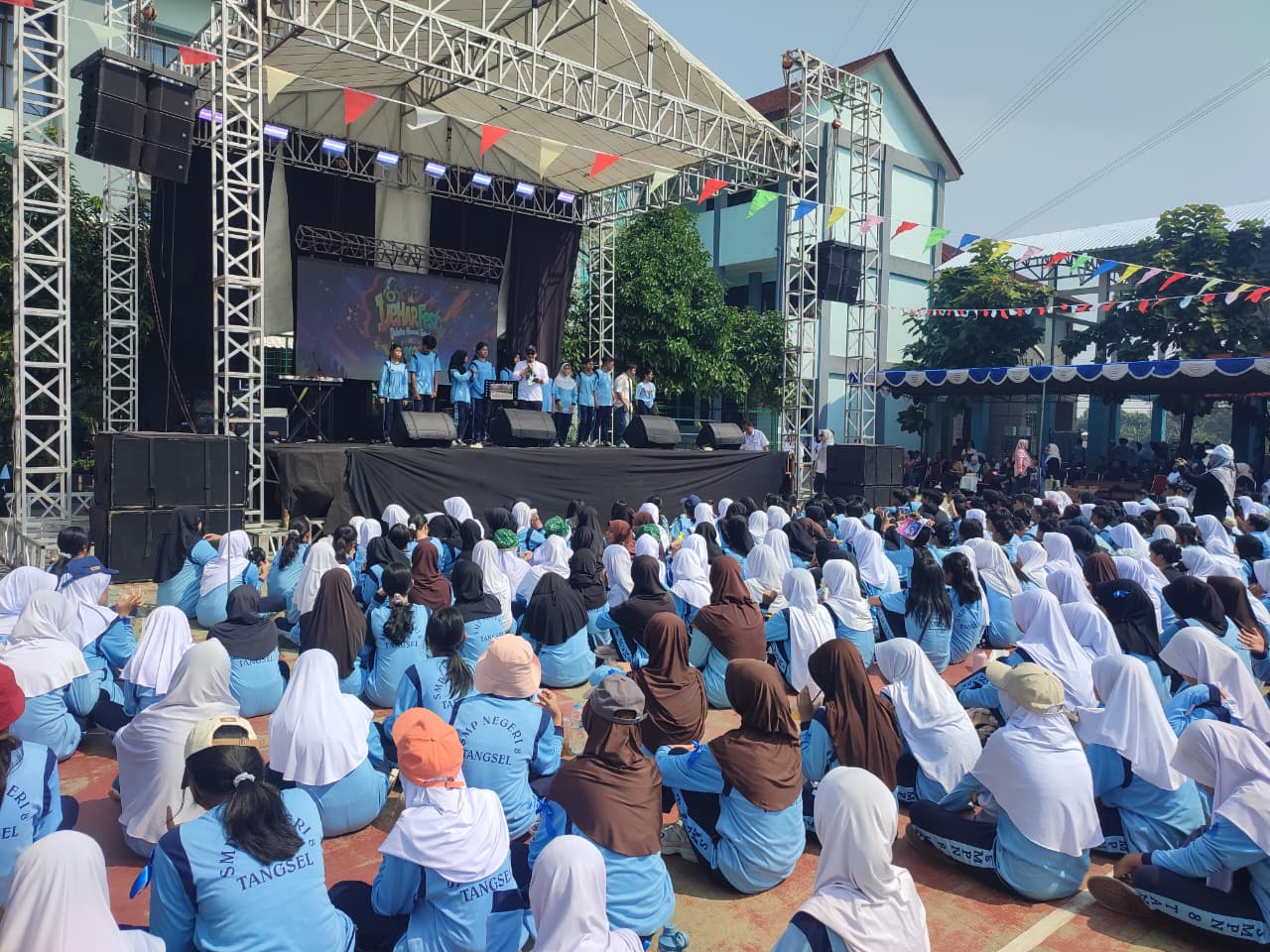 SMPN 8 Tangsel gelar Dehar Fest tanpa pungutan biaya berkat dukungan orang tua siswa sebagai wadah kreativitas dan seni pelajar.
