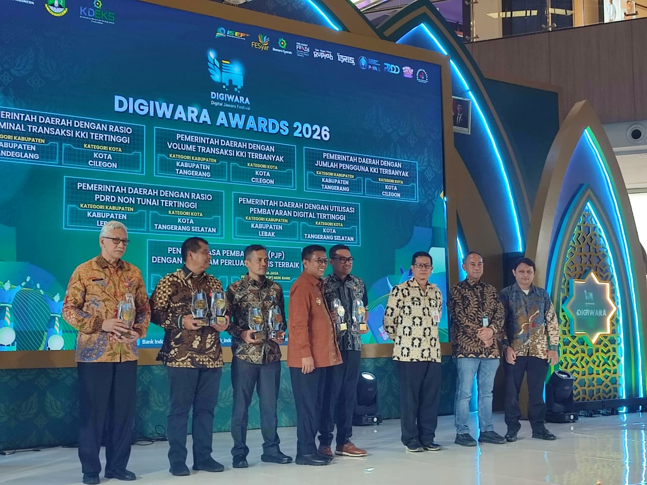 Pemkot Tangsel meraih dua penghargaan digitalisasi dari Bank Indonesia pada Festival Digital Jawara 2026 di Banten.