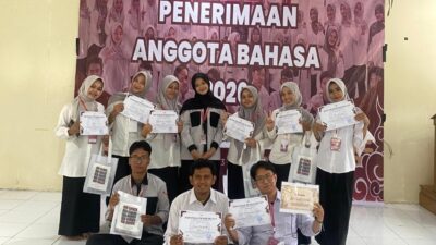 UKM Bahasa UIN SMH Banten mendorong mahasiswa menguasai komunikasi, public speaking, dan literasi digital di era modern.