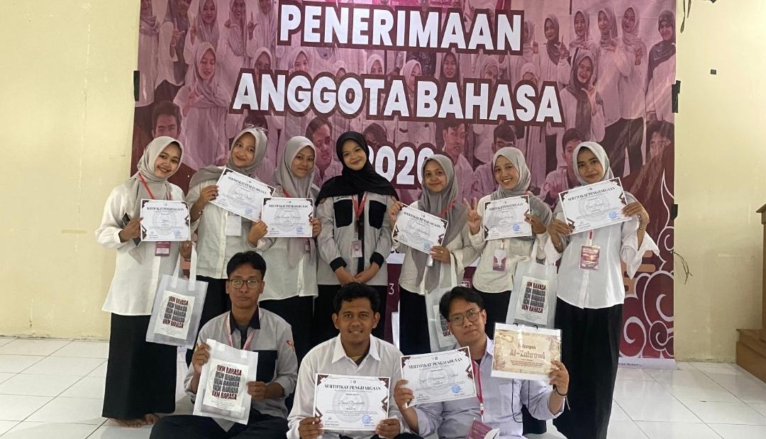 UKM Bahasa UIN SMH Banten mendorong mahasiswa menguasai komunikasi, public speaking, dan literasi digital di era modern.