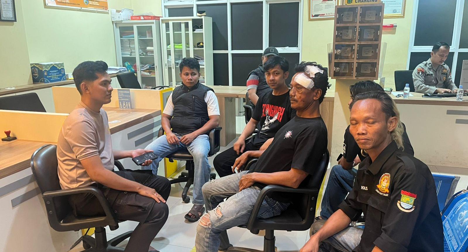 Keributan di Lapo Sopo Tigaraksa berujung pengeroyokan, korban luka kepala, polisi selidiki pelaku dan motif kejadian.