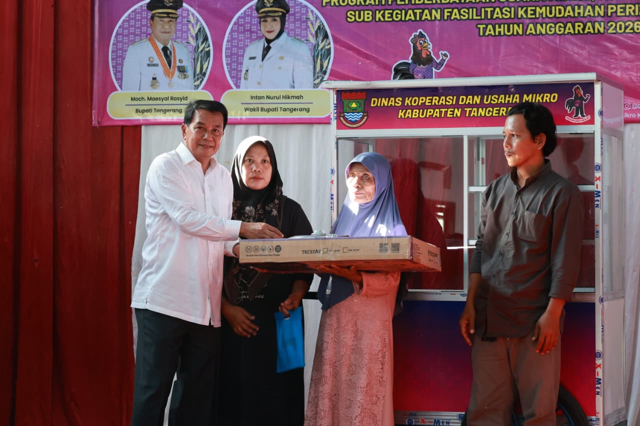 Pemkab Tangerang perkuat UMKM pesisir melalui bantuan sarana usaha dan edukasi legalitas bagi pelaku usaha mikro.