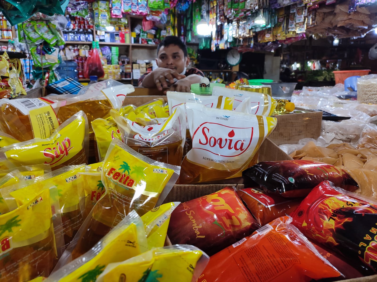 Kenaikan harga minyak goreng di Tangsel mulai membebani warga. Kekhawatiran inflasi meningkat seiring daya beli menurun.