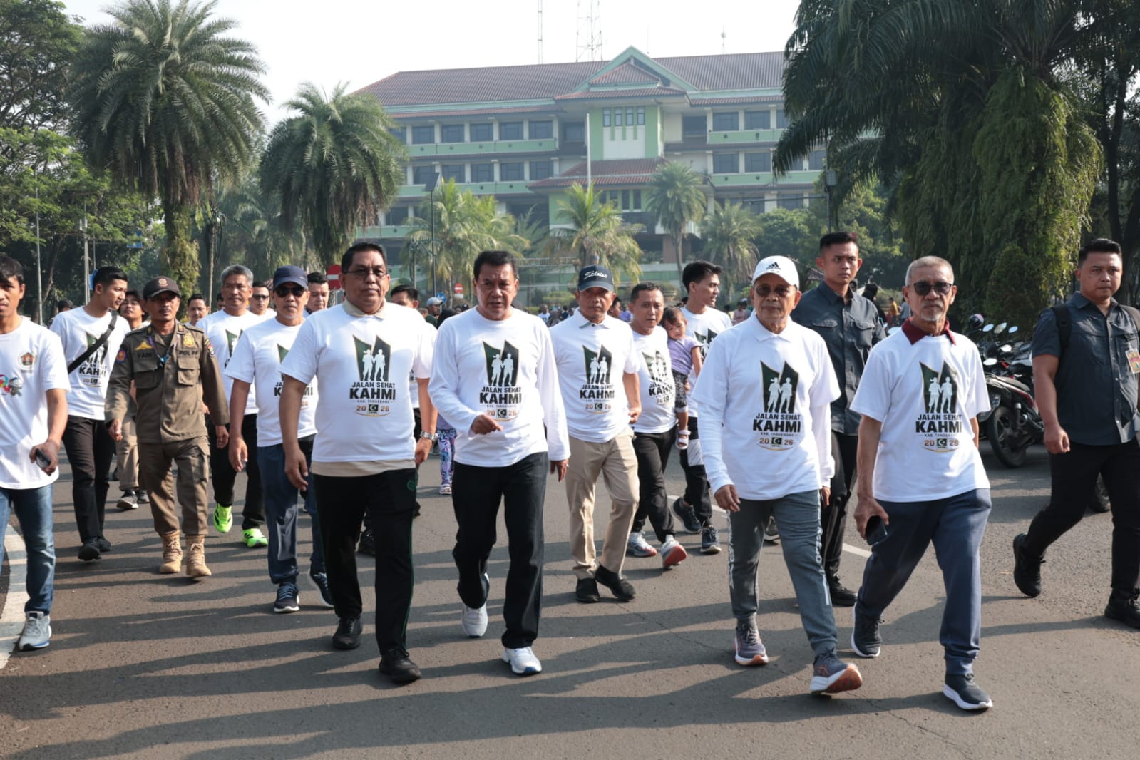 KAHMI Kabupaten Tangerang menggelar jalan santai di Puspem, Bupati tekankan pentingnya pendidikan generasi muda.