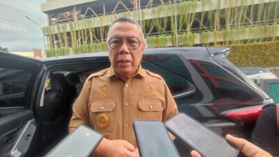 Pemkot Tangsel mengurangi penggunaan plastik saat Idul Adha dengan membagikan daging kurban memakai besek bambu dan tas kain.