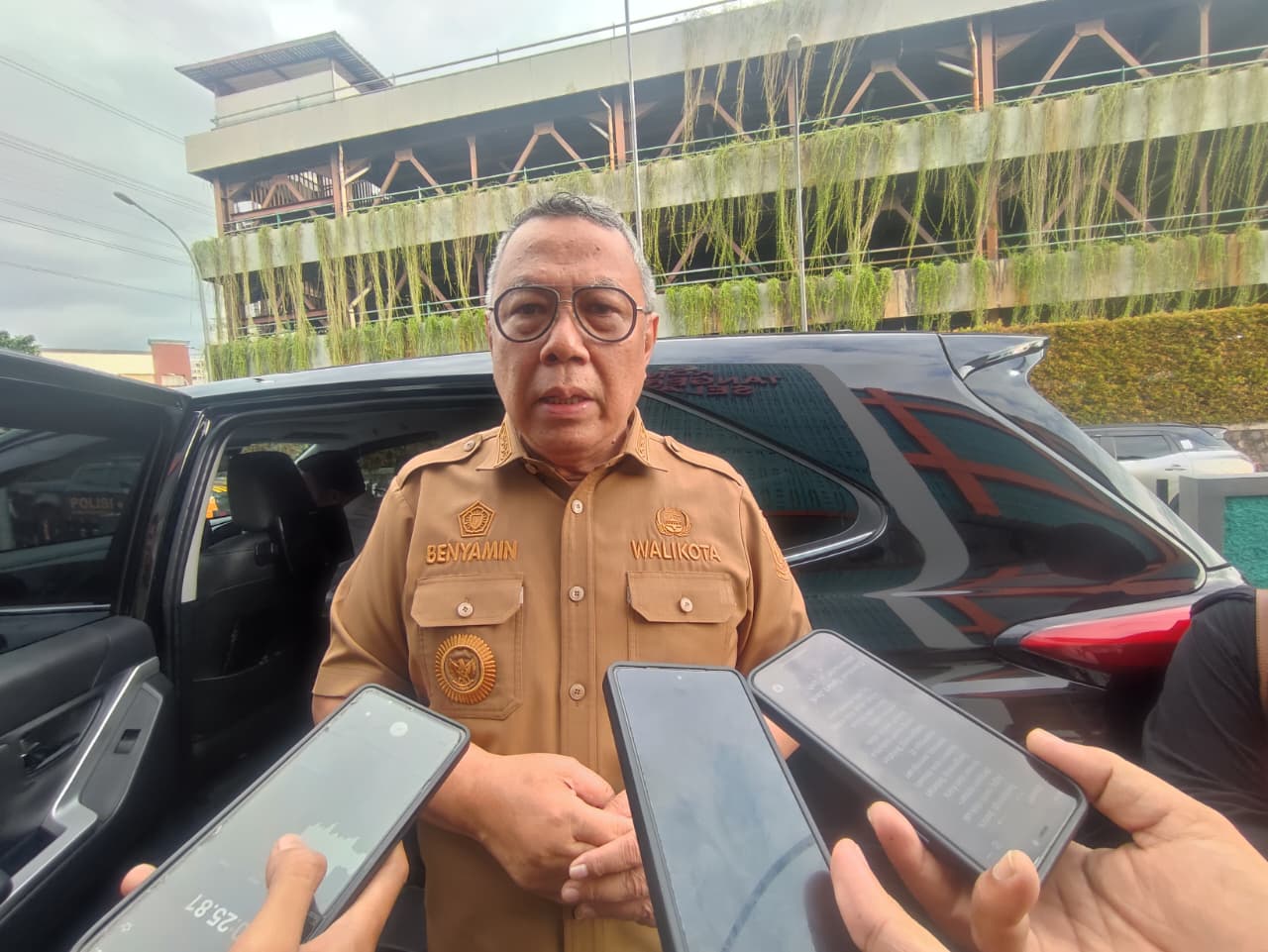 Pemkot Tangsel mengurangi penggunaan plastik saat Idul Adha dengan membagikan daging kurban memakai besek bambu dan tas kain.