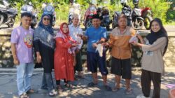 Kwarran Cisoka membagikan daging kurban kepada masyarakat sebagai bentuk kepedulian sosial dan semangat berbagi sesama.