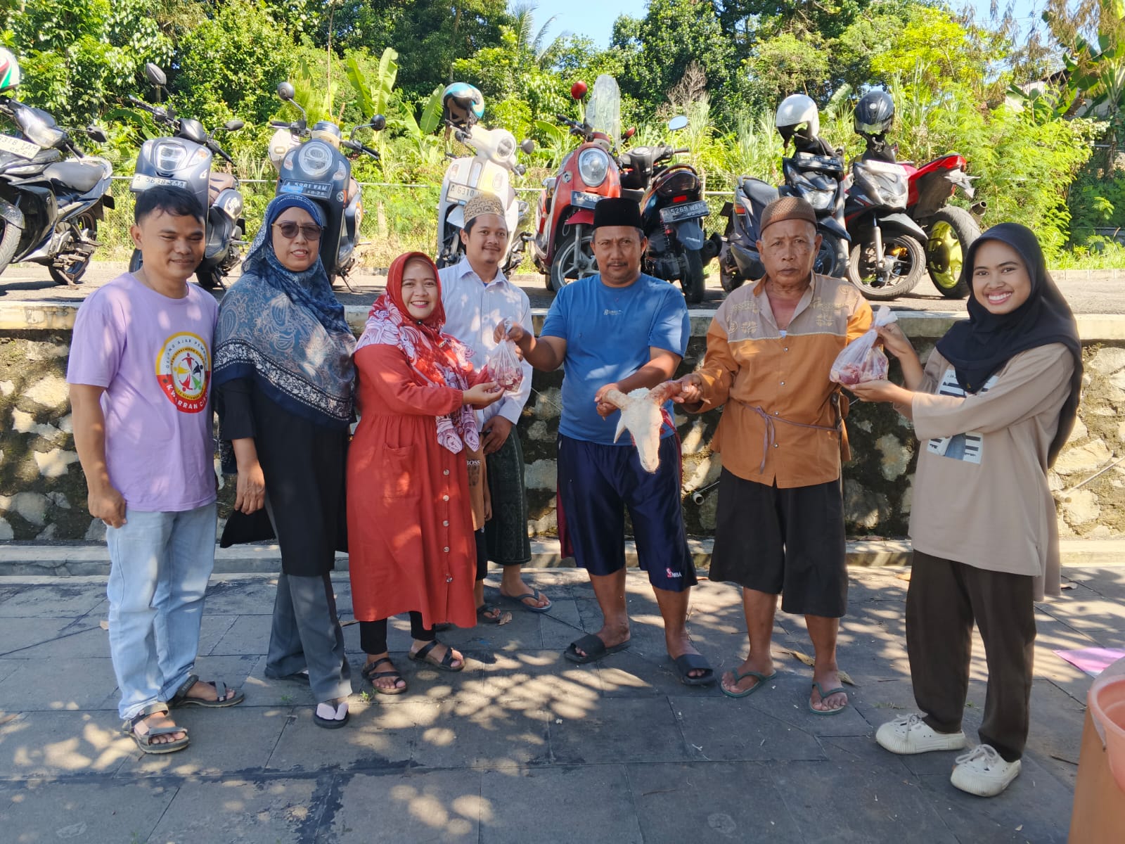Kwarran Cisoka membagikan daging kurban kepada masyarakat sebagai bentuk kepedulian sosial dan semangat berbagi sesama.