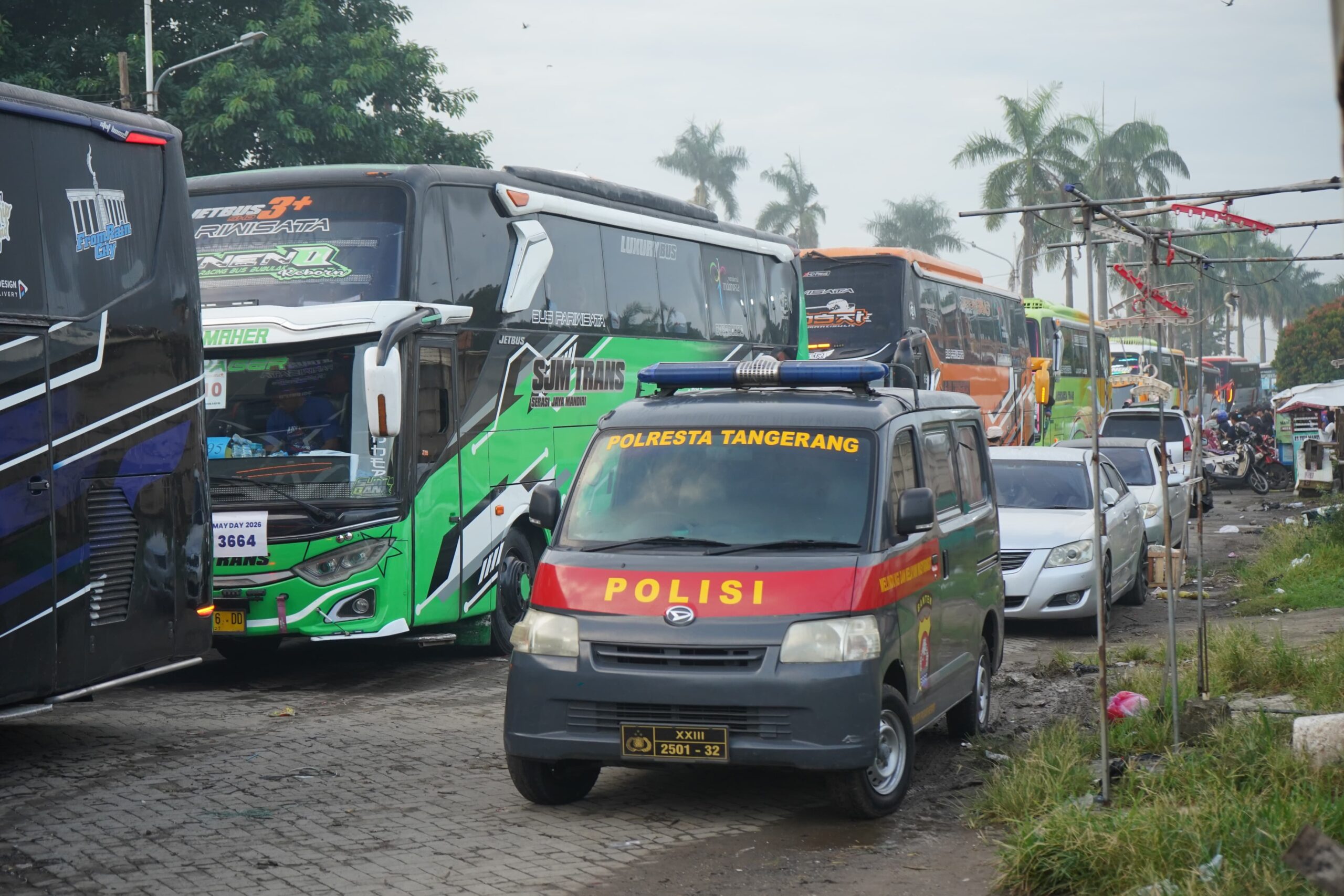 Ribuan buruh Kabupaten Tangerang berangkat ke Monas, Jakarta, untuk mengikuti peringatan Hari Buruh Internasional 2026.