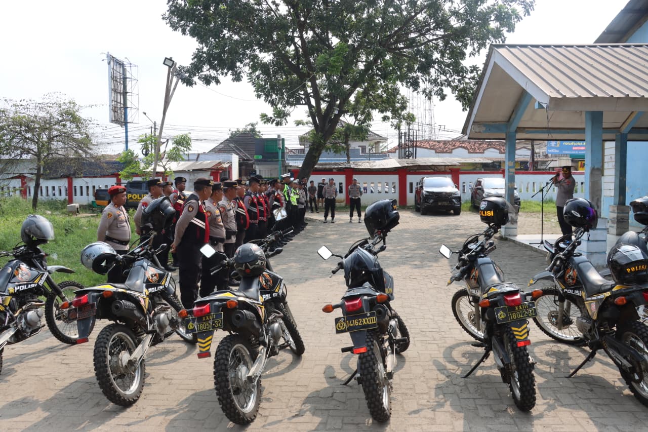 Polresta Tangerang menggelar patroli humanis dan pengamanan ketat saat kegiatan nobar Persija vs Persib berlangsung aman.