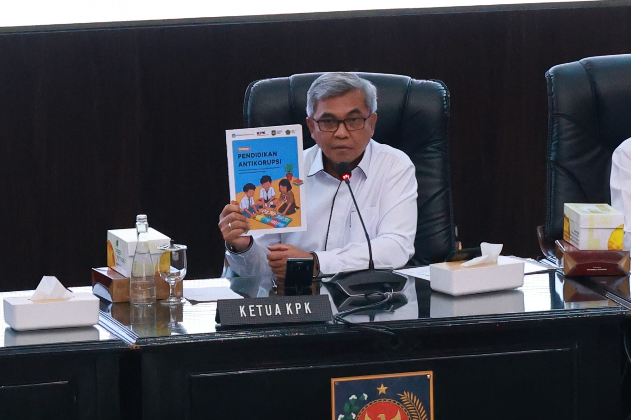 Kemendikdasmen luncurkan buku panduan pendidikan antikorupsi nasional untuk perkuat karakter dan integritas siswa Indonesia.