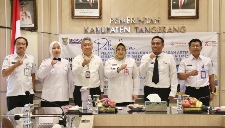 Pemkab Tangerang bekerja sama dengan BPMP Banten meningkatkan kompetensi guru melalui pelatihan AI dan koding.