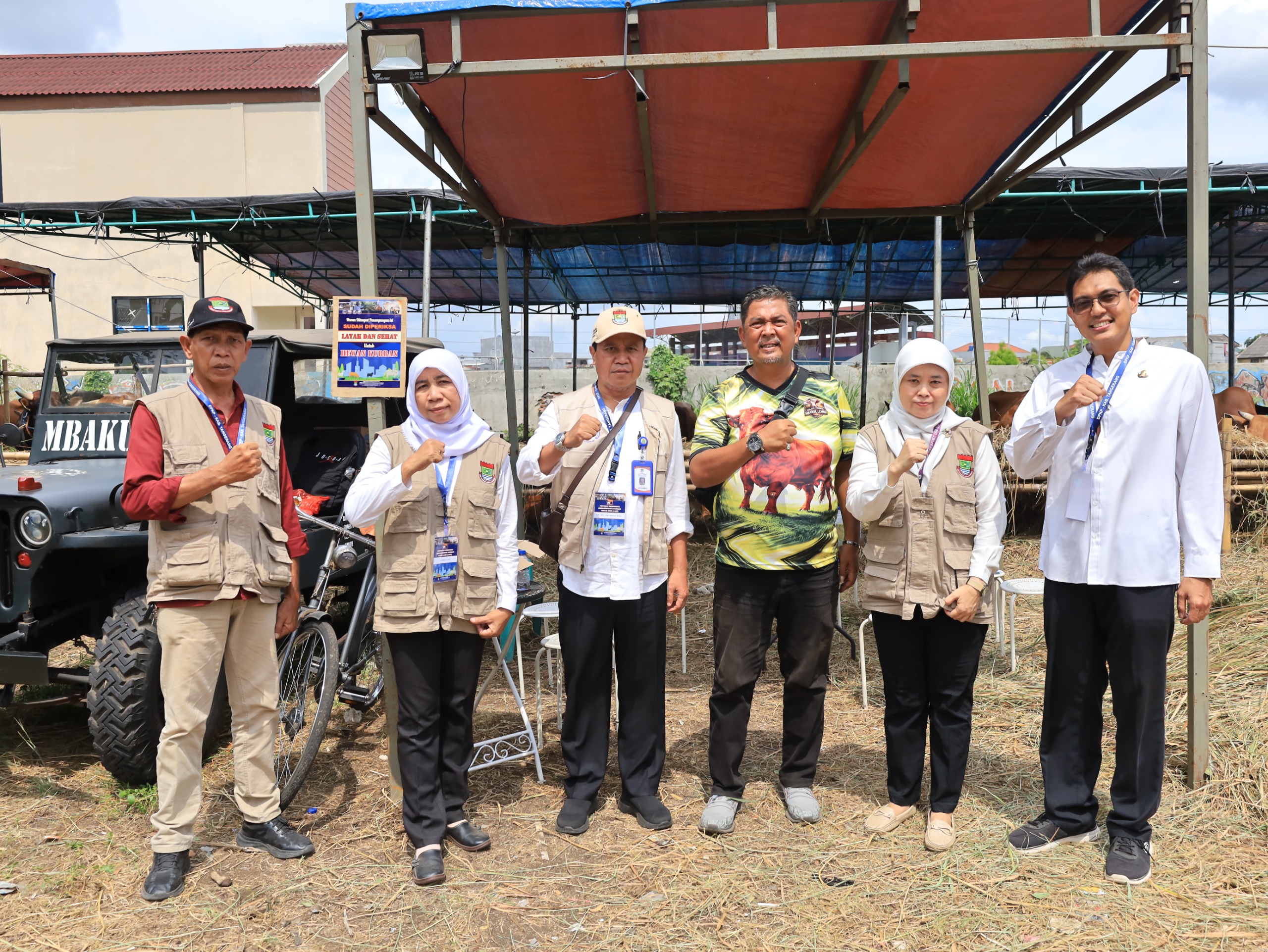 Pemkab Tangerang kerahkan ratusan petugas untuk awasi kesehatan hewan kurban di berbagai lapak guna pastikan aman dan bebas penyakit.