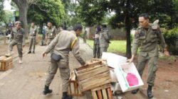 Satpol PP Kota Tangerang menertibkan PKL yang menyalahgunakan fasilitas umum dan mengganggu kenyamanan ruang publik warga.