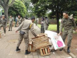 Fasilitas Umum Disalahgunakan, Satpol PP Kota Tangerang Amankan Lapak PKL