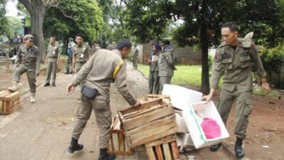 Satpol PP Kota Tangerang menertibkan PKL yang menyalahgunakan fasilitas umum dan mengganggu kenyamanan ruang publik warga.