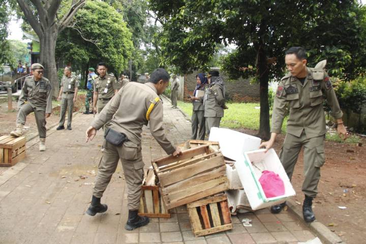Satpol PP Kota Tangerang menertibkan PKL yang menyalahgunakan fasilitas umum dan mengganggu kenyamanan ruang publik warga.