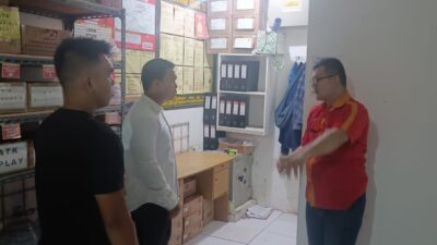 Dua karyawan minimarket di Tangerang dikurung di gudang saat kawanan perampok membawa kabur uang puluhan juta rupiah.