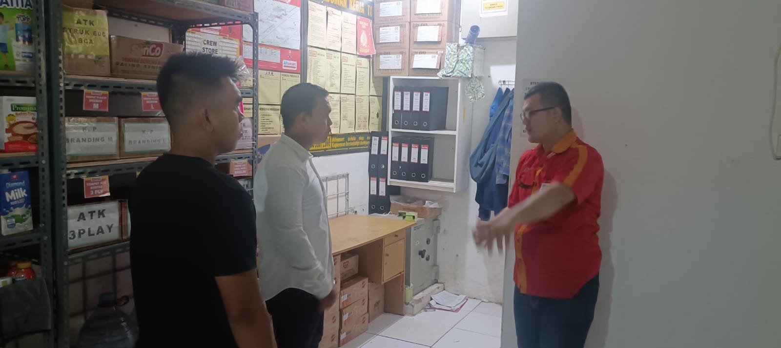 Dua karyawan minimarket di Tangerang dikurung di gudang saat kawanan perampok membawa kabur uang puluhan juta rupiah.