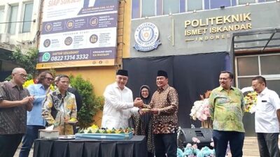 Ahmed Zaki Iskandar dan Intan Nurul Hikmah resmikan Politeknik Ismet Iskandar di Ciledug pada Hari Pendidikan Nasional.