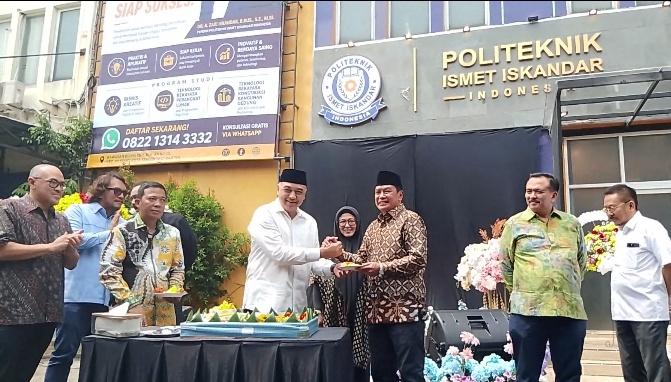 Ahmed Zaki Iskandar dan Intan Nurul Hikmah resmikan Politeknik Ismet Iskandar di Ciledug pada Hari Pendidikan Nasional.