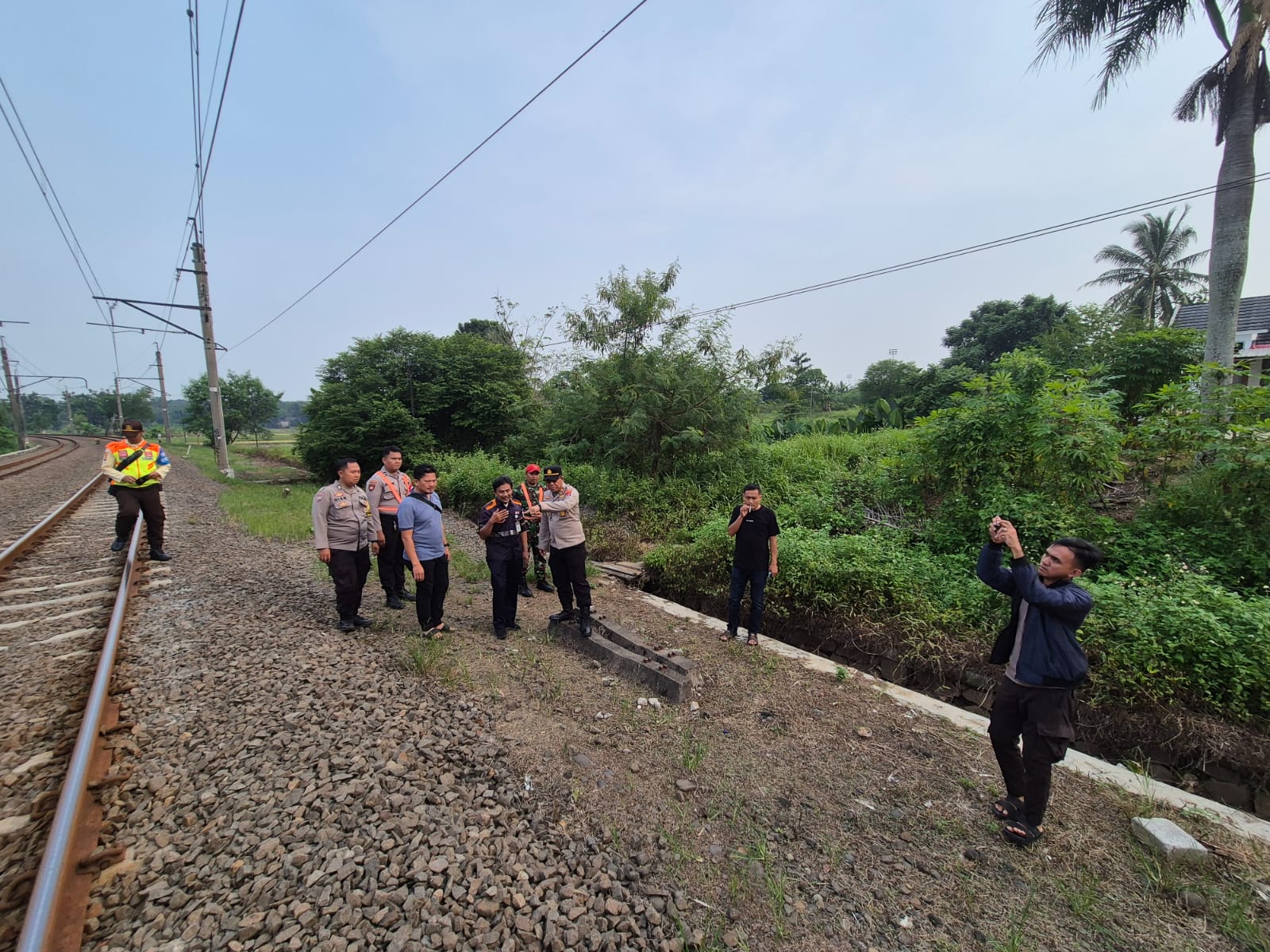 Perjalanan KA Daru–Parung Panjang sempat terganggu setelah kabel sensor persinyalan di Stasiun Daru hilang.