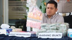 Penggerebekan obat keras ilegal di Tangerang turut amankan Rp3,5 juta, ribuan obat, dan perlengkapan pengemasan di lokasi kejadian.