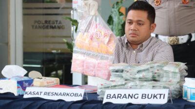 Penggerebekan obat keras ilegal di Tangerang turut amankan Rp3,5 juta, ribuan obat, dan perlengkapan pengemasan di lokasi kejadian.