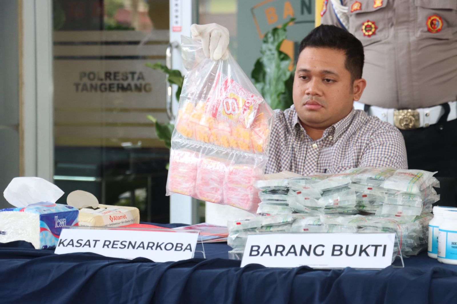 Penggerebekan obat keras ilegal di Tangerang turut amankan Rp3,5 juta, ribuan obat, dan perlengkapan pengemasan di lokasi kejadian.