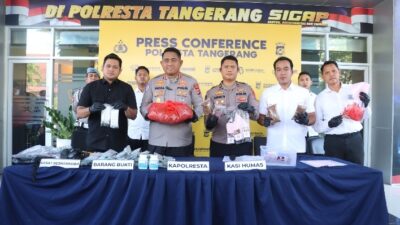 Sindikat narkotika sintetis memakai modus bungkus ayam goreng dan rokok untuk mengelabui petugas kepolisian.